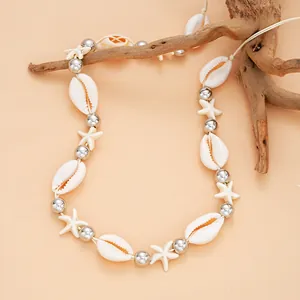Collier style océan avec breloques d'étoile de mer blanches et perles argentées sur cordon