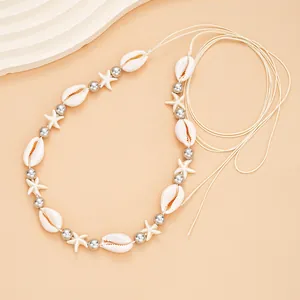 Détail du collier de perles de coquillage avec étoile de mer et cordon tressé bohème