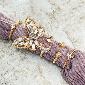 Set di 6 anelli vintage dorati con farfalla di strass e motivi celesti eleganti