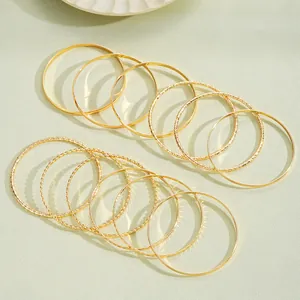 Set di bracciali bohémien dorati da donna con finiture lisce e testurizzate in lega mista