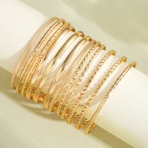 Set di bracciali bohémien dorati impilabili con motivi martellati e intrecciati per donna