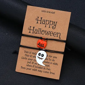 Details von Halloween Kürbis und Geist Armbändern auf einer Kraft-Displaykarte