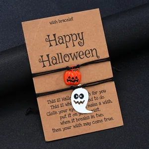 Detail von Halloween-Armbandset mit orangefarbenem Kürbis- und weißem Geist-Anhänger