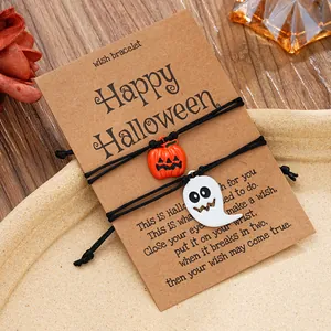 Details von Halloween-Armbändern mit Kürbis- und Geist-Anhängern auf Trägerkarte