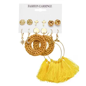 Dettaglio del set di 6 paia di orecchini boho con nappe e cerchi in paglia intrecciata
