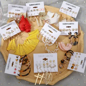 Set di orecchini bohémien con nappe di seta, perle e cerchi su scheda display