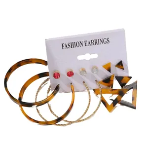 Set orecchini bohémien con perle e pendenti geometrici in resina maculata