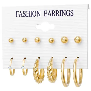 Set dettagliato di sei orecchini color oro con trame a spirale e accenti di zircone