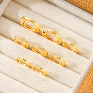 Set de cuatro pendientes en forma de C dorados con acabado pulido y circonitas