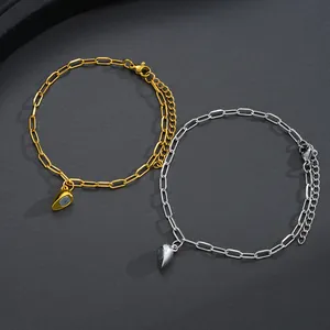 Detalle de pulseras magnéticas de corazón en oro y plata con eslabones rectangulares