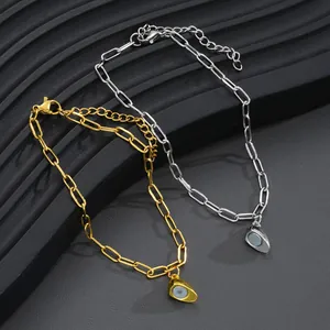 Primer plano de pulseras magnéticas de corazón en oro y plata con cadena de clip