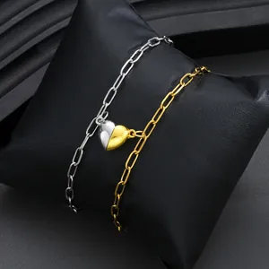 Detalle de las pulseras magnéticas de corazón en oro y plata sobre un soporte de cuero