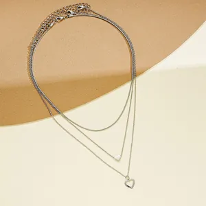 Ensemble de colliers argentés à trois rangs avec pendentifs en cœur et zircon