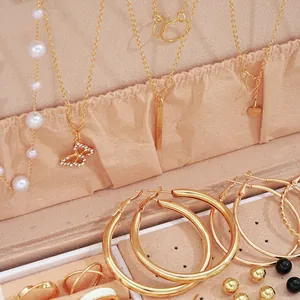 Elegantes goldenes Schmuckset mit Schmetterlingsanhänger, Herzkette und großen Creolen