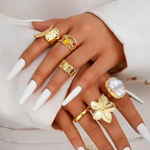 6-teiliges goldenes Ring-Set mit Barockperle, Blumenmotiv und bunten Edelsteinen an der Hand