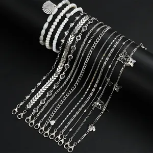 Makro-Detail des mehrlagigen Silber-Anklets mit Schmetterling, Herz und Perlen