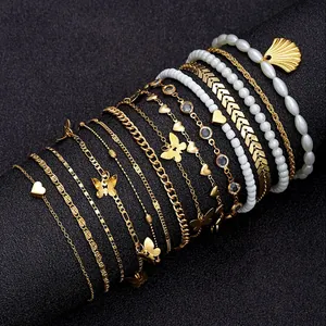 Mehrlagiges goldenes Fußkettchen-Set mit Schmetterlings- und Herzanhängern sowie Perlen