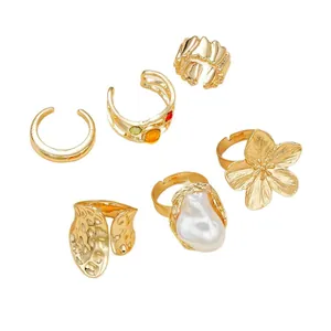 6-teiliges goldenes Schmuckset mit Blumenring, Barockperle und Edelstein-Ohrklemmen