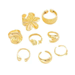 Set di 8 anelli dorati stile oceano con motivi a stella marina, conchiglia e fiori