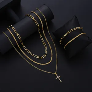 Conjunto de collares dorados con colgante de cruz y diseño de cadena de clip