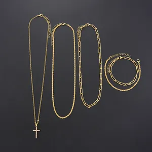 Detalle de un set de joyas doradas de 5 piezas con colgante de cruz y cadenas gruesas