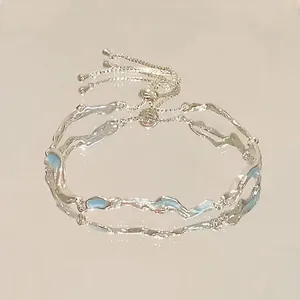 Pulsera elástica estrella arcoíris con dijes de esmalte azul claro y cuentas de plata