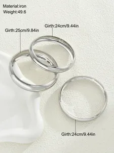 Dettaglio di tre bracciali tondi in ferro argentato con specifiche di peso e dimensioni