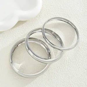 Set di tre braccialetti rigidi minimalisti in metallo argentato con finitura a specchio
