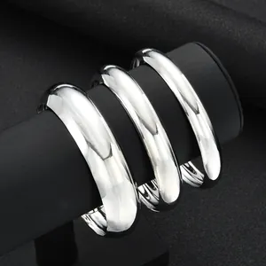 Set di 3 bracciali rigidi minimalisti color argento con finitura metallica lucida