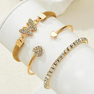Set de tres pulseras doradas con mariposa, corazones dobles y cadena tennis de cristal fino