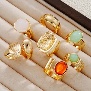 Set de 7 anillos dorados vintage con piedras de resina en estuche de terciopelo