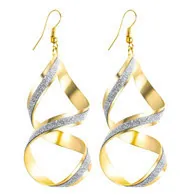 Vue détaillée de boucles d'oreilles double spirale dorée avec textures pailletées