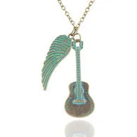 Vue détaillée du pendentif guitare en bronze rétro et de l'aile sur une chaîne