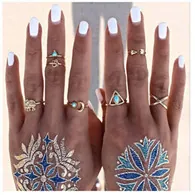 Ensemble de bagues dorées bohèmes avec pierres turquoises et détails de croissant