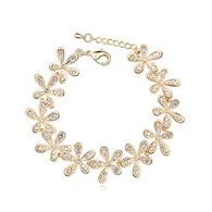 Détail d'un bracelet fleuri doré avec strass scintillants et fermoir mousqueton