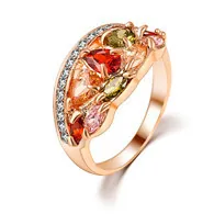 Vue détaillée d'une bague en or rose avec des pierres précieuses colorées de formes variées