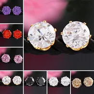 Détails de boucles d'oreilles rondes en zircone cubique avec griffes dorées
