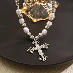 Makro-Detail von gotischem Silberkreuz-Anhänger mit Strass und Barockperlen