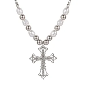 Elegante Perlenkette mit Vintage-Silberkreuz-Anhänger und schimmernden Strasssteinen
