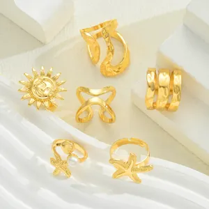 Detailansicht des 6-teiligen Boho-Ring-Sets mit Seestern und Perle in Gold-Optik