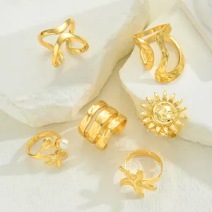 Detailansicht eines 6-teiligen Goldring-Sets mit Seesternmotiven, Perlen und Sonnenprägungen