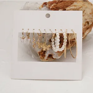 Détail d'un lot de 6 paires de boucles d'oreilles dorées avec perles et papillons
