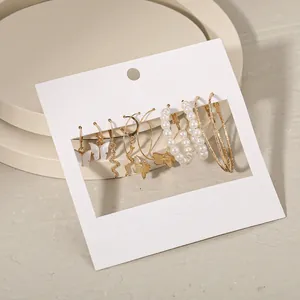 Détails d'un ensemble de 6 paires de boucles d'oreilles vintage dorées avec perles et papillons