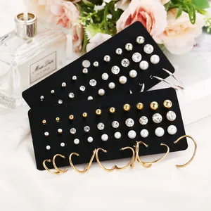 Set de 20 pares de pendientes de perlas y circonitas con aros metálicos en expositores