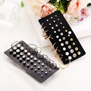 Set de 20 pares de pendientes dorados y plateados con perlas y pedrería