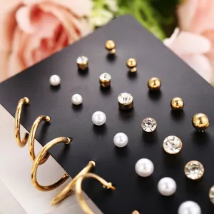 Detalle de 20 pares de pendientes de perlas y circonitas en tarjeta de exhibición
