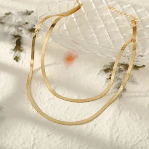 Detailaufnahme der goldenen mehrlagigen Schlangenkette mit glänzender flacher Struktur