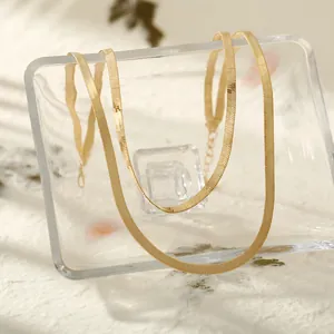 Nahaufnahme der goldenen Schlangenkette mit verstellbarem Verschluss auf Glasblock