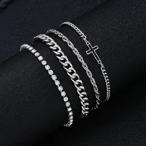 Dettaglio del set di 4 bracciali argento con ciondolo a croce e catena tennis su base