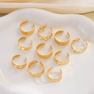 Detalle de set de 10 anillos dorados ajustables para pie con diseños de corazones